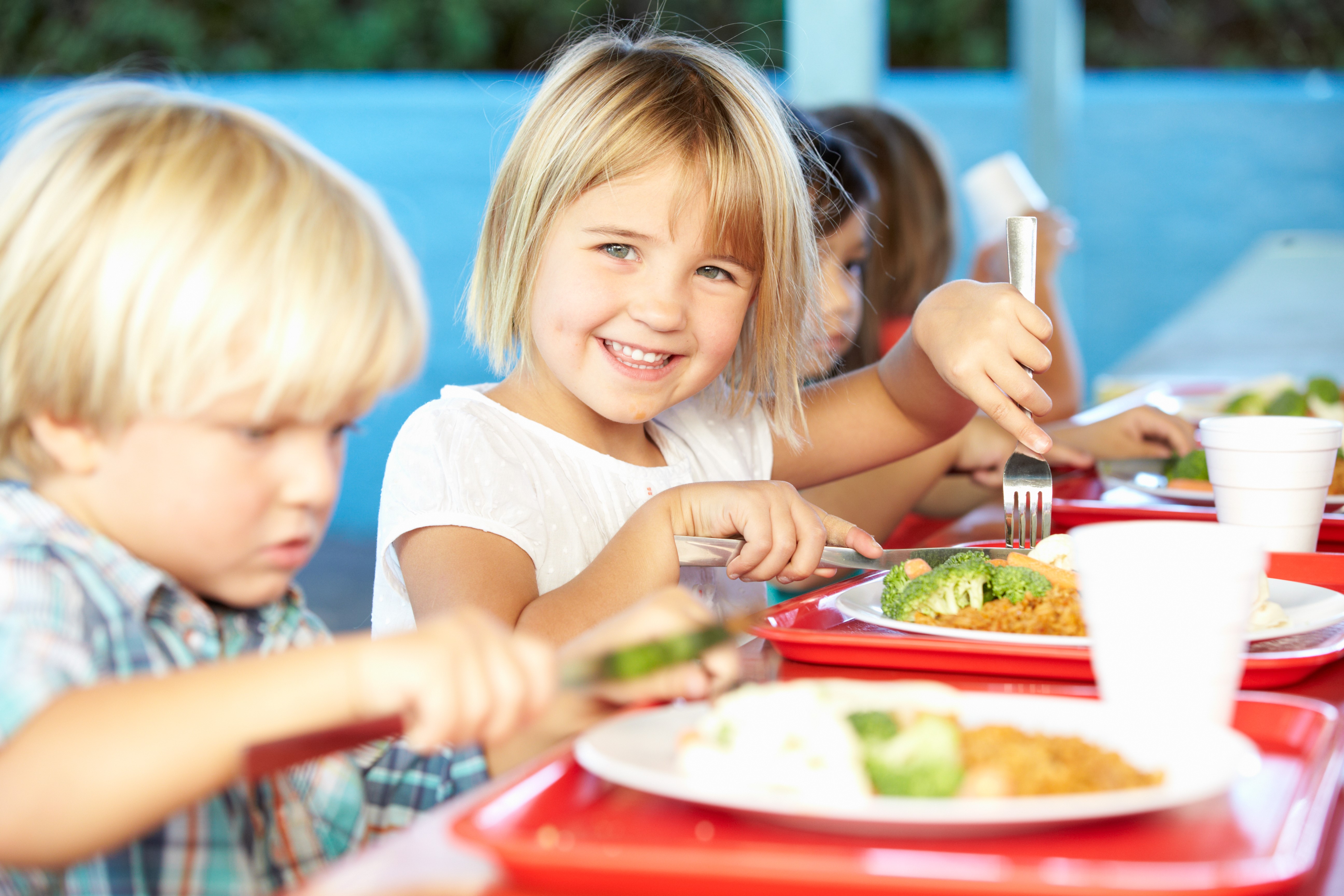 Разная культура питания. Дети за столом. Питание детей. Еда для детей. Дети обедают.